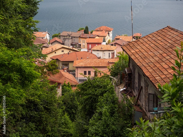 Fototapeta Charming Village Overlooking Tranquil Lake and Lush Greenery in Lake Como, Italy