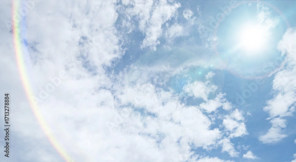 Obraz 秋晴れ　強い日差しとレンズフレアの光　わふわした薄い雲と夏のようなさわやかな青空　風に流れる雲と美しい天気 