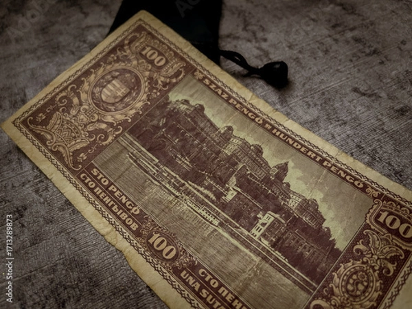 Fototapeta reverse view of 1945 hungarian 100 pengo banknote from budapest, hungary. Suitable for financial blogs, historical articles, and educational presentations on hungarian currency.