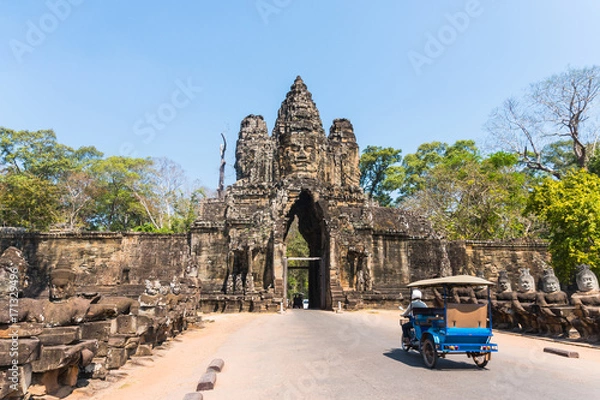 Fototapeta Tuk Tuk i Angkor Thom Gate w Siem Reap Cambodia