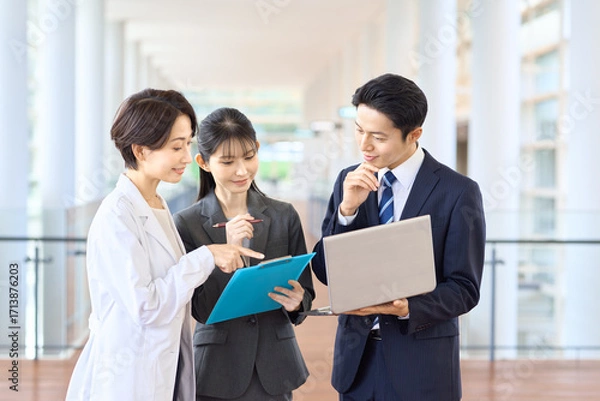 Obraz 医者と営業のビジネスマン　製薬会社
