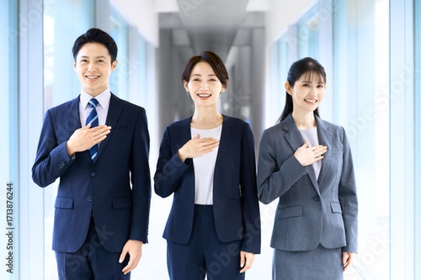 Obraz 胸に手をあてるビジネスマン　チーム　男女
