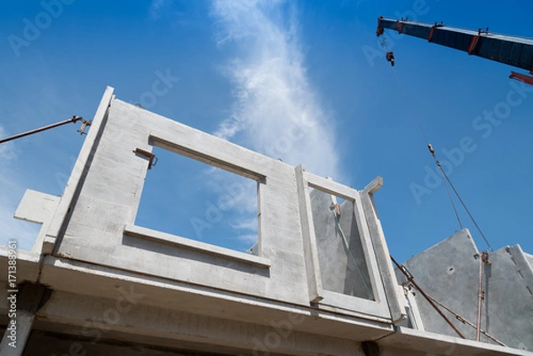 Obraz Proces montażu prefabrykowanych paneli ściennych.