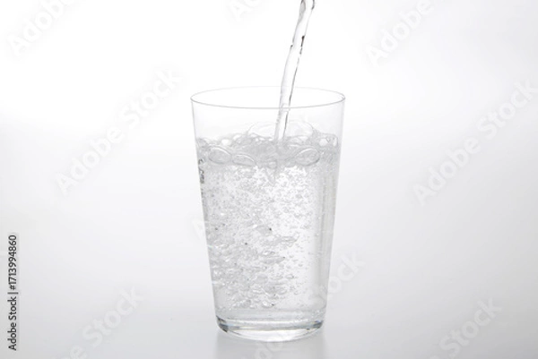 Obraz 白背景に置かれた炭酸飲料