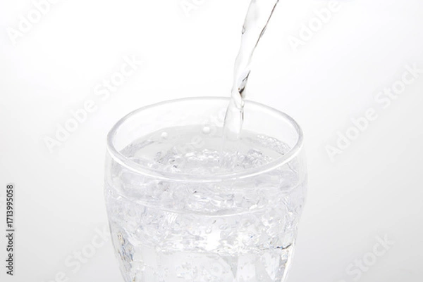 Obraz 白背景に置かれた炭酸飲料