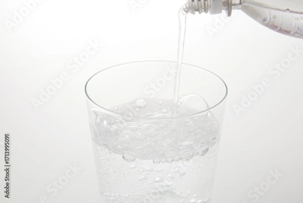 Obraz 白背景に置かれた炭酸飲料