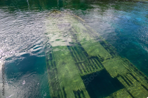 Obraz Old shipwreck in Big Tub Harbour, Tobermory, Ontario. A fascinating glimpse into maritime history beneath clear, tranquil waters.