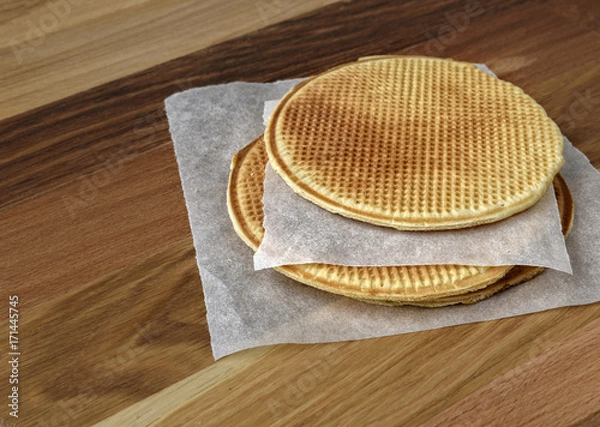 Fototapeta Тонкие вафли на деревянном столе