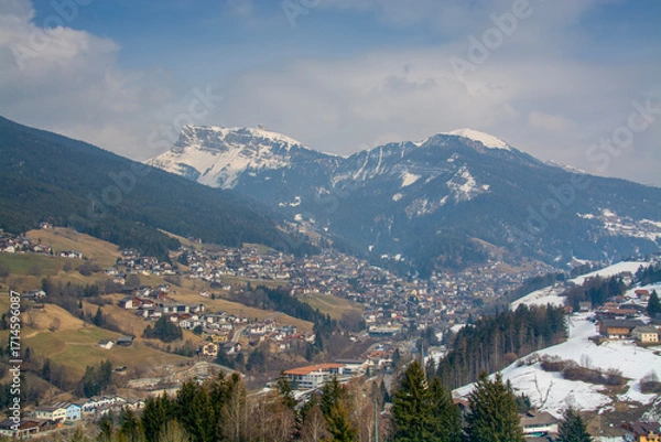 Obraz Ortisei (Urtijëi) Town in the Dolomites with Snow-Capped Mountains