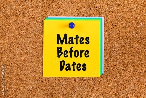 Fototapeta Notes with words Mates Before Dates on cork board