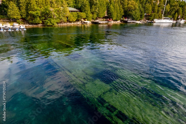 Obraz A stunning view of a shipwreck beneath the clear waters of Big Tub Harbour in Tobermory, Ontario, capturing vibrant marine life and nautical history.