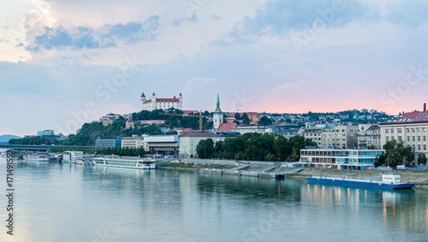 Obraz Bratislava Dunaj riverside with castle in the background.