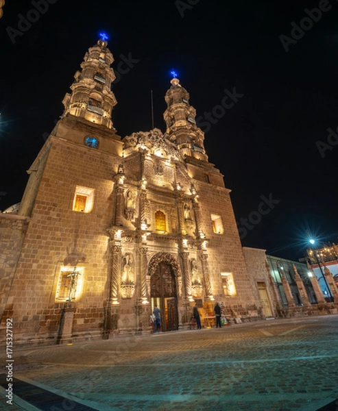Fototapeta Low angle view of Catedral Basílica of Our Lady of the Assumption in Aguascalientes at night, Mexico. 