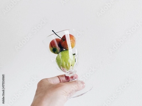 Fototapeta クラシカルなグラスに飾った3つのりんご