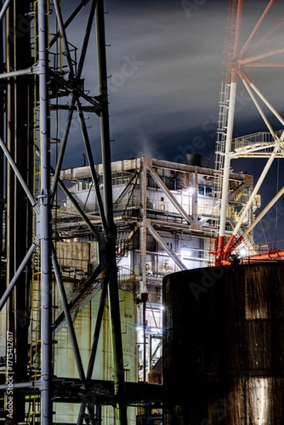 Obraz 鉄骨とタンクが魅せる無骨な工場夜景
