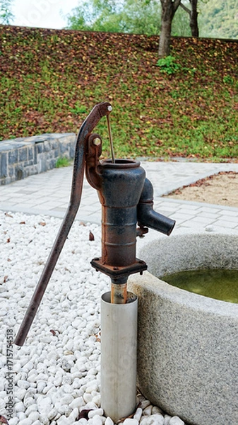 Fototapeta 옛날 수동 물 펌프