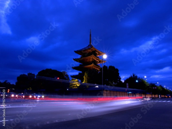 Obraz ライトアップで浮かび上がる京都・東寺の五重塔と車の光跡