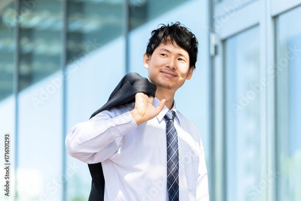 Fototapeta ジャケットを肩にかける男性ビジネスマン