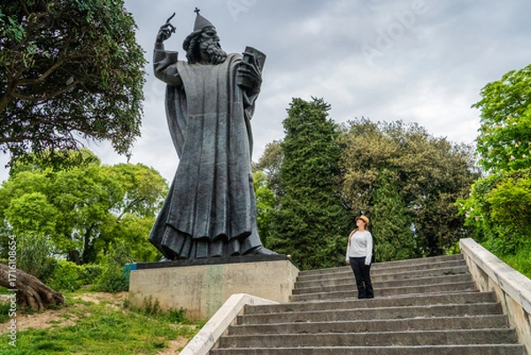 Obraz Mujer viajera observando la Estatua de Gregorio de Nin, en Split