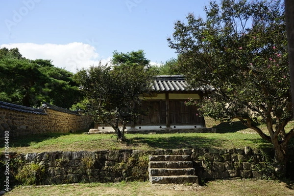 Obraz 경상북도 안동에 있는 병산서원은 고려시대부터 교육기관으로 사용되어 온 전통적인 한국식 건물로 아름다운 곳입니다.