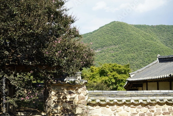 Obraz 경상북도 안동에 있는 병산서원은 고려시대부터 교육기관으로 사용되어 온 전통적인 한국식 건물로 아름다운 곳입니다.