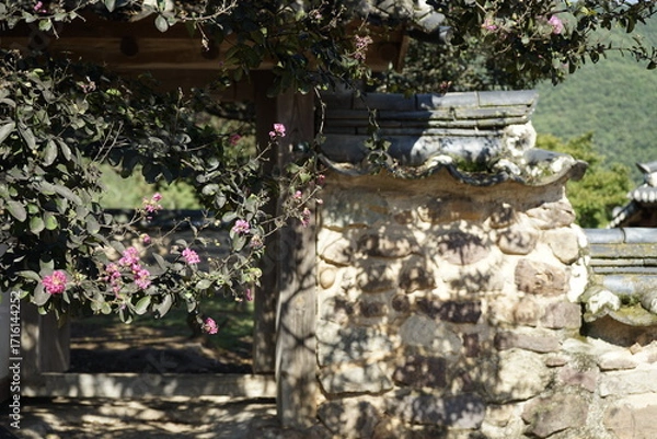 Obraz 경상북도 안동에 있는 병산서원은 고려시대부터 교육기관으로 사용되어 온 전통적인 한국식 건물로 아름다운 곳입니다.