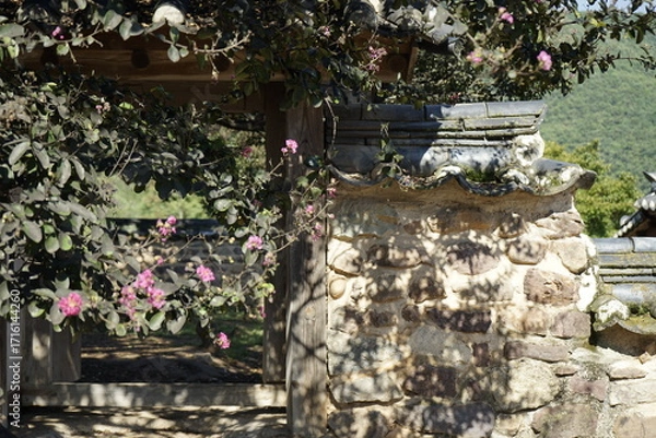 Obraz 경상북도 안동에 있는 병산서원은 고려시대부터 교육기관으로 사용되어 온 전통적인 한국식 건물로 아름다운 곳입니다.