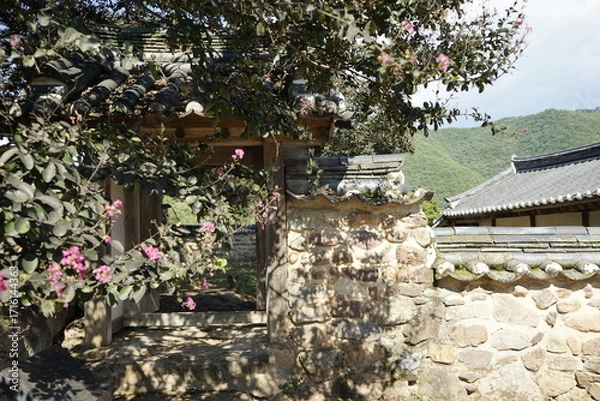 Obraz 경상북도 안동에 있는 병산서원은 고려시대부터 교육기관으로 사용되어 온 전통적인 한국식 건물로 아름다운 곳입니다.