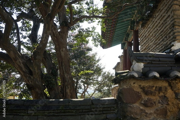 Obraz 경상북도 안동에 있는 병산서원은 고려시대부터 교육기관으로 사용되어 온 전통적인 한국식 건물로 아름다운 곳입니다.