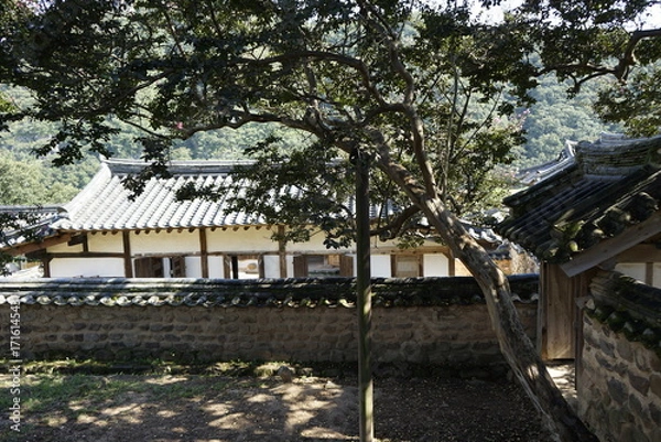 Obraz 경상북도 안동에 있는 병산서원은 고려시대부터 교육기관으로 사용되어 온 전통적인 한국식 건물로 아름다운 곳입니다.