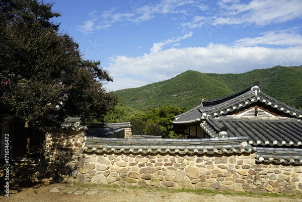 Obraz 경상북도 안동에 있는 병산서원은 고려시대부터 교육기관으로 사용되어 온 전통적인 한국식 건물로 아름다운 곳입니다.