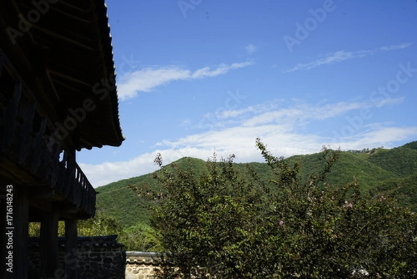 Obraz 경상북도 안동에 있는 병산서원은 고려시대부터 교육기관으로 사용되어 온 전통적인 한국식 건물로 아름다운 곳입니다.