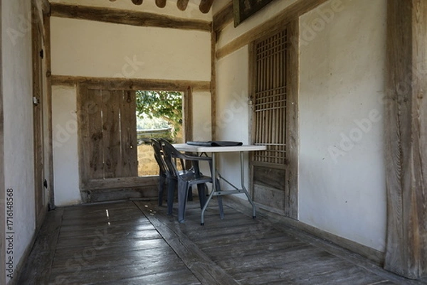 Fototapeta 경상북도 안동에 있는 병산서원은 고려시대부터 교육기관으로 사용되어 온 전통적인 한국식 건물로 아름다운 곳입니다.