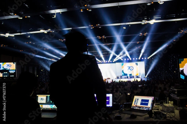 Obraz Sylwetka kontroli pracownika, nagłośnienia i oświetlenia na koncercie.