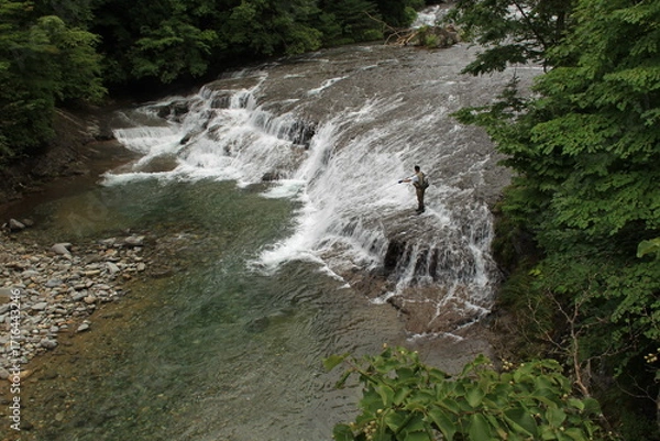 Obraz 滝と釣人のある風景