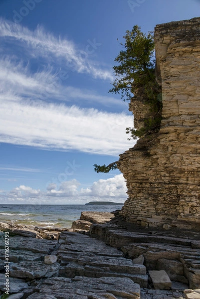 Obraz Flowerpot Island's rugged cliffs rise majestically, framed by the serene waters of Georgian Bay and a vibrant blue sky.