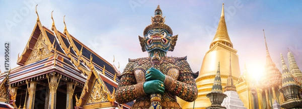 Obraz Wat Phra Kaew, świątynia Szmaragdowego Buddy, Wat Phra Kaew to jedno z najbardziej znanych miejsc turystycznych w Bangkoku