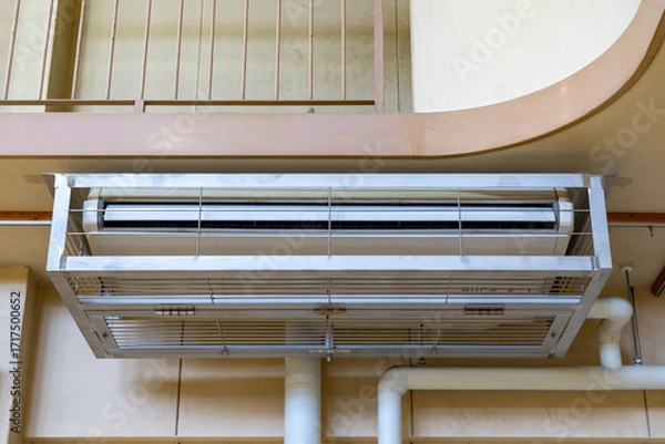 Obraz 体育館に設置された後付けのエアコン