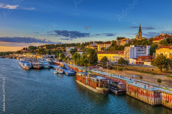 Obraz Zachód słońca nad Belgradem i statkami w porcie. Obraz HDR