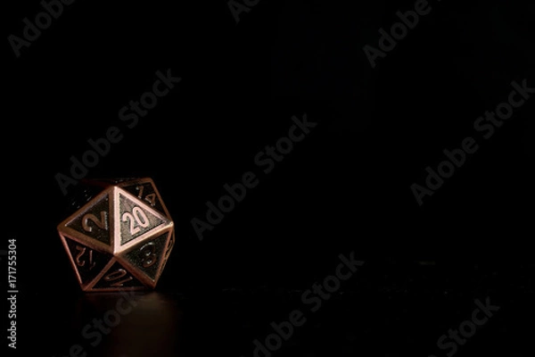 Fototapeta Wielościenne dwudziestościenne kości używane w grach RPG, takich jak Dungeons & Dragons.