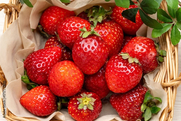 Fototapeta かごに盛られた新鮮ないちご