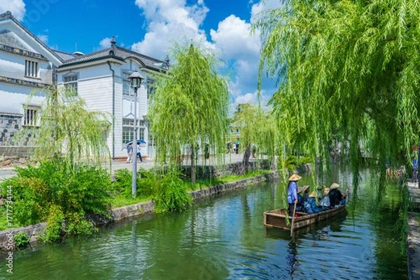 Fototapeta 岡山県倉敷市　倉敷美観地区の街並みと川船
