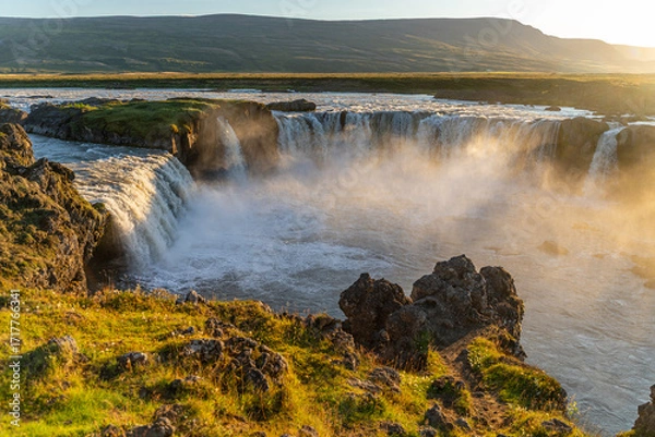 Fototapeta Incroyable cascade en arc de cercle de Goðafoss, dans le nord de l'Islande, à la golden hour