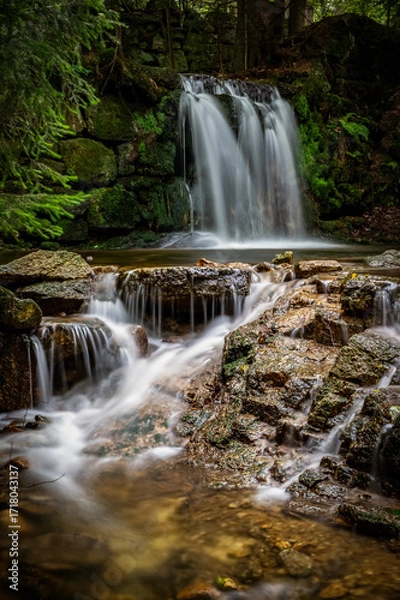 Obraz Wodospad w górach Kropelka