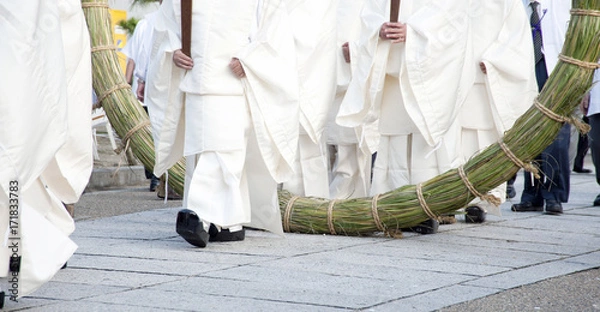 Obraz 播磨国総社の輪抜け祭の神事を行う神主