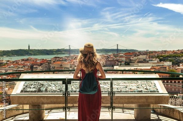 Obraz Ludzie w Lizbonie - podróżnik na wycieczce po ulicach miasta z panoramicznym widokiem