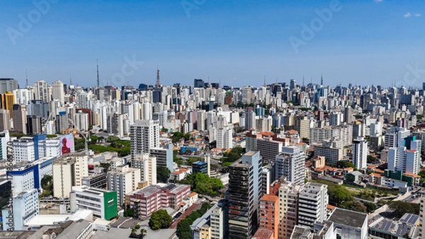 Fototapeta Imagem aérea da capital paulista destacando o centro de São Paulo, com seus prédios altos, avenidas largas e vida urbana intensa.