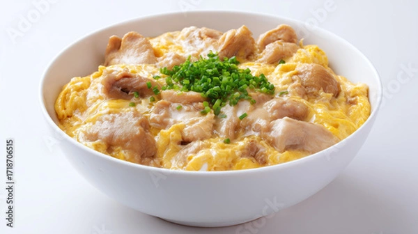 Fototapeta 熱々のご飯の上にふわふわの卵と柔らかい鶏肉が乗った出汁の効いた日本の定番料理親子丼