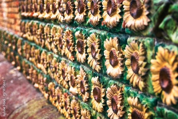 Obraz Pared de girasoles cerámicos en el Capricho de Gaudi, Comillas, Cantabria, España