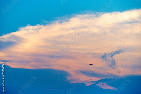 Obraz 2機の飛行機のシルエットと厚い雲